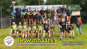 De winnaars van het 24e recreatief volleybaltoernooi van boven naar beneden: 1e: Hoveniersbedrijf Jonas Lindenhoff. 2e: Return of the Schubben. 3: Strijdend ten onder 3